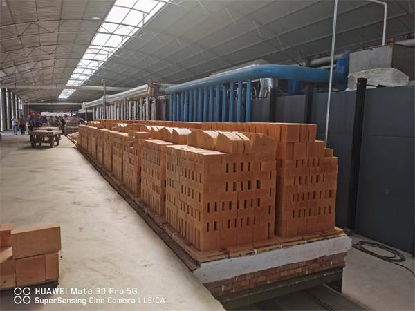 108.8×2.4米煤氣天然氣燒粘土磚高效高產(chǎn)節(jié)能隧道窯生產(chǎn)線(xiàn)（設(shè)計(jì)日產(chǎn)200噸，實(shí)際日產(chǎn)240噸，能耗45m3/噸產(chǎn)品）